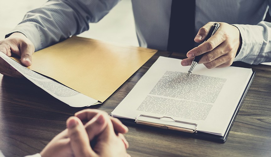 Firma de documentación legal en el estudio